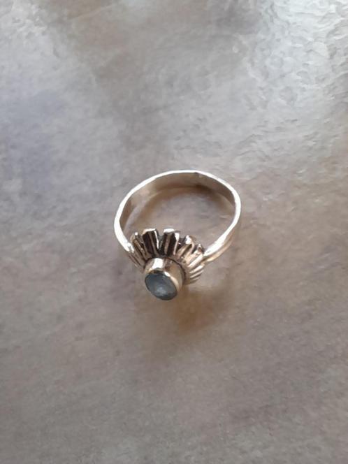 kleine zilveren ring met blauw steentje , te Ekeren, Handtassen en Accessoires, Ringen, Gebruikt, Dame, Kleiner dan 17, Zilver