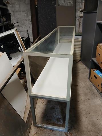 Présentoir vitrine beschikbaar voor biedingen