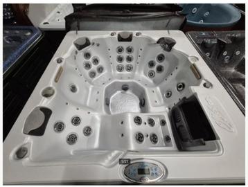 JACUZZI 210x210x 89 beschikbaar voor biedingen