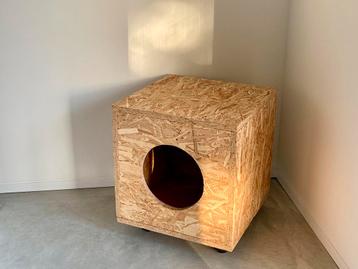 Table / Abri pour chat en OSB – Style minimaliste beschikbaar voor biedingen