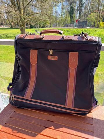 Delsey kledinghoes/tas afgewerkt met leer beschikbaar voor biedingen