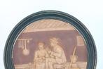 Assiette scène intérieur paysanne en relief ancienne, Antiquités & Art, Antiquités | Céramique & Poterie, Enlèvement ou Envoi