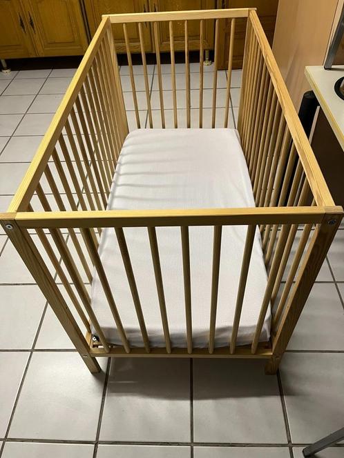 Bedje met matras en toebehoren van Aerosleep: tot 3 jaar, Kinderen en Baby's, Kinderkamer | Bedden, Gebruikt, Minder dan 140 cm