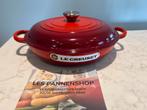 Nouveau Le Creuset Campagnard rouge cerise 26 cm, Neuf, Enlèvement ou Envoi, Poêle à frire ou Sauteuse, Plaque céramique