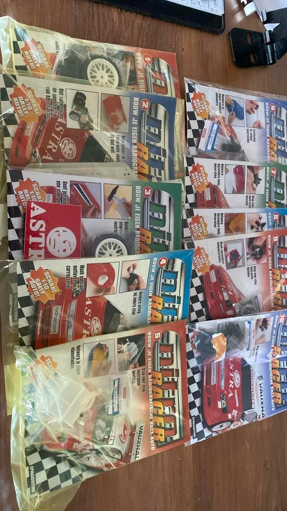 Kyosho nieuwe modelbouw boekjes met de bijhorende onderdelen, Hobby en Vrije tijd, Modelbouw | Radiografisch | Auto's, Zo goed als nieuw