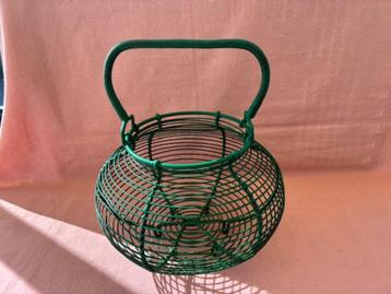 Groene eiermand beschikbaar voor biedingen