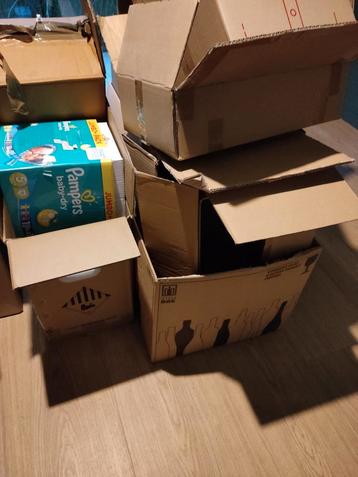 Allerlei kartonnen dozen  beschikbaar voor biedingen