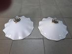 2 Witte opaline hanglampen met golvende randen, Antiek en Kunst, Antiek | Glaswerk en Kristal, Ophalen