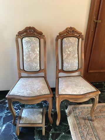 2 antieken stoelen met voetbankje beschikbaar voor biedingen