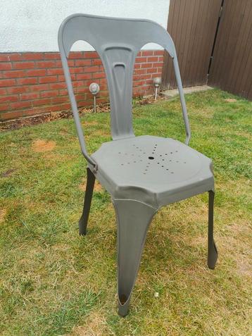 Industrial vintage stoelen beschikbaar voor biedingen