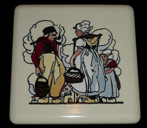 ONDERZETTER GILLIOT HEMIKSEM "BOERKES" CA 1955/60, Antiek en Kunst, Antiek | Keramiek en Aardewerk, Ophalen of Verzenden