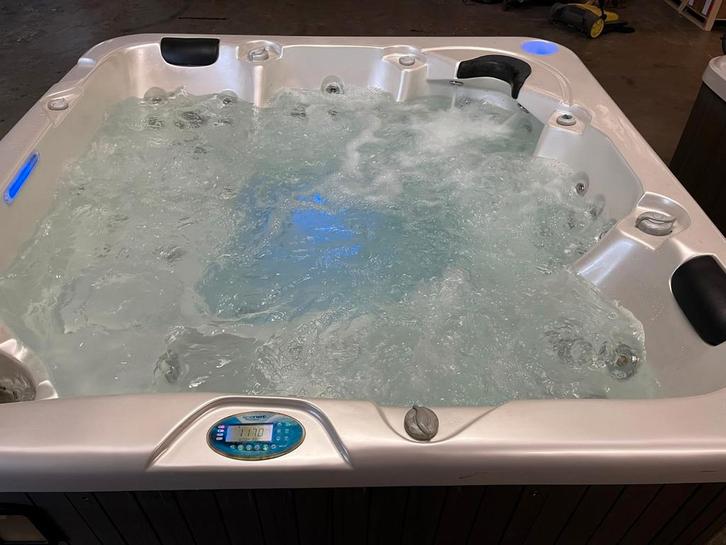 Jacuzzi met wiffi besturing, Tuin en Terras, Zwembad-toebehoren, Zo goed als nieuw, Ophalen of Verzenden