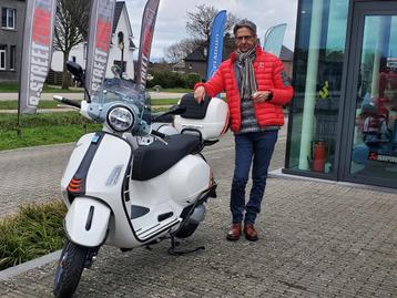 Te koop nieuwe Vespa 300 CC beschikbaar voor biedingen