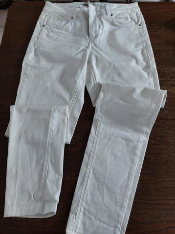 Witte broek beschikbaar voor biedingen
