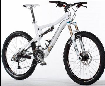 Professionele mountainbike met ritcomputer 27 versnellingen beschikbaar voor biedingen