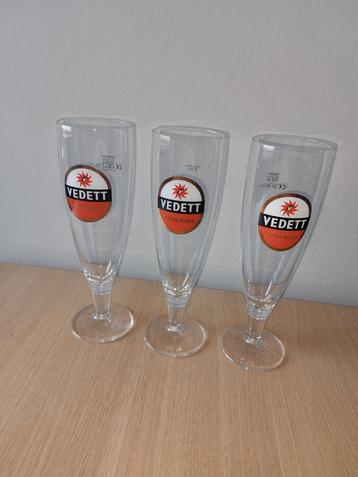 Vedett op voet bierglas  beschikbaar voor biedingen