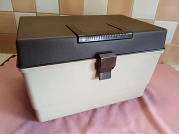 VINTAGE Grote naaikoffer met verdeelvak. beschikbaar voor biedingen