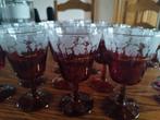 Anciens verres rouges graves feuille de vigne 3grandeurs, Enlèvement, Utilisé