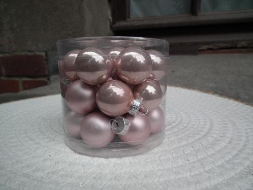 24 kerstballen. Diameter 2,5. Roze mat en glanzend. Decoris, Diversen, Kerst, Zo goed als nieuw, Verzenden