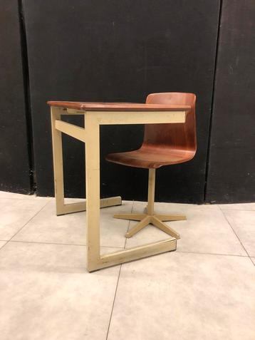 Leuke jaren 70 schoolbankjes (breda) beschikbaar voor biedingen