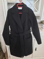 Mooie zwarte mantel van villa M, Comme neuf, Taille 38/40 (M), Enlèvement ou Envoi