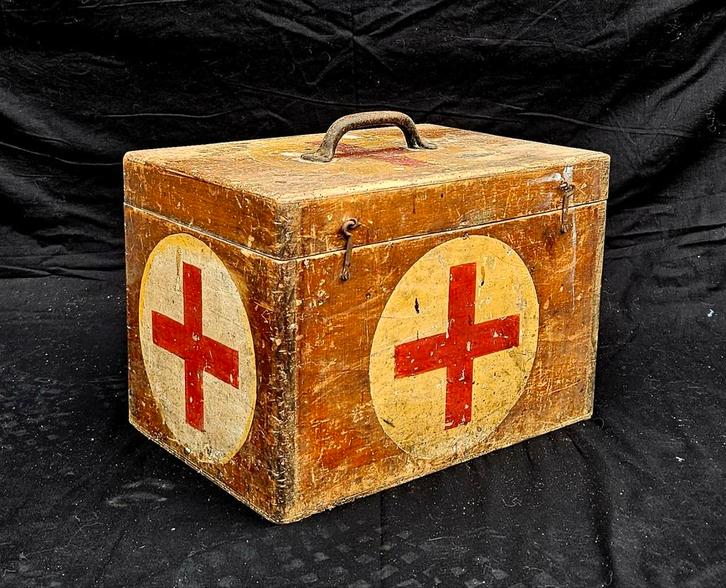 Vintage Rode Kruis koffer, Huis en Inrichting, Woonaccessoires | Kisten, Ophalen