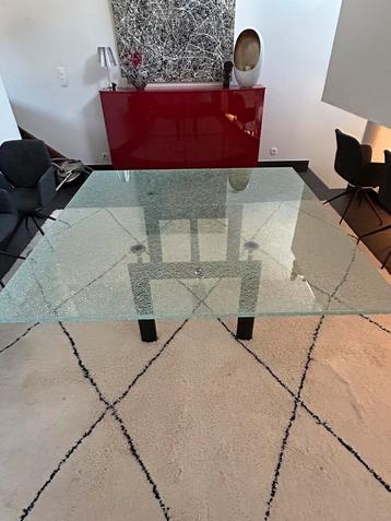 Moderne design eettafel op Le Corbusier onderstel beschikbaar voor biedingen
