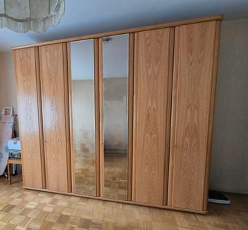 Grote slaapkamerkast met spiegel beschikbaar voor biedingen