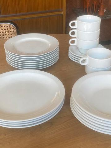 Basic wit servies beschikbaar voor biedingen