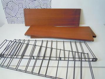 Vintage Tomado boekenrek met houten planken beschikbaar voor biedingen