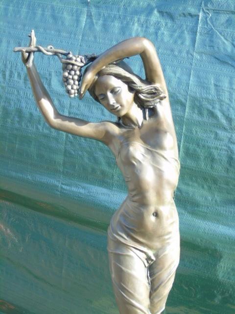femme grappe de raisins seins nue , bronze signé ., Antiquités & Art, Antiquités | Bronze & Cuivre, Bronze, Enlèvement ou Envoi