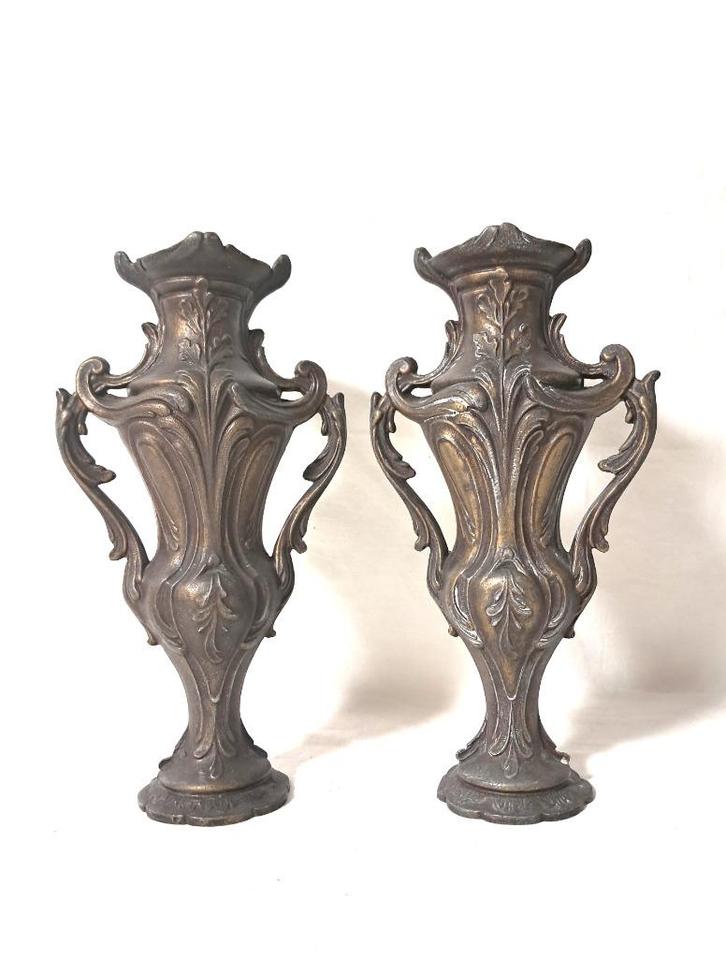 Paar Art Nouveau Vaasjes in Gepatineerd Metaal, Antiek en Kunst, Antiek | Vazen, Ophalen of Verzenden