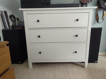 Hemnes ladekast met 3 lades beschikbaar voor biedingen