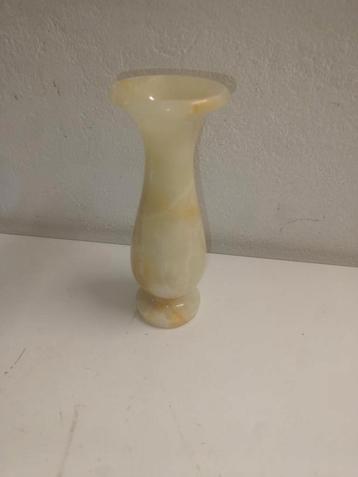 Prachtig retro marmer vaasje beschikbaar voor biedingen