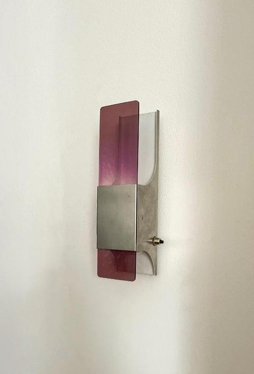 Vintage wandlamp in aluminium en roze plexiglas, Huis en Inrichting, Lampen | Wandlampen, Zo goed als nieuw, Ophalen of Verzenden
