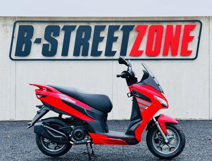 HELM-DEMO ACTIE op deze Aprilia SXR 50 Sport, Motoren, Motoren | Aprilia, Bedrijf, Scooter, Ophalen