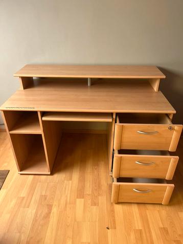 Mooi Bureau en stevig beschikbaar voor biedingen