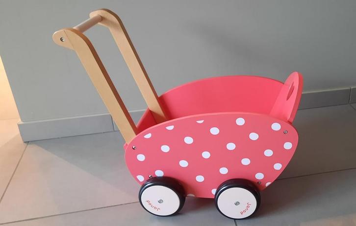 Janod - Landau Framboisine en bois, Enfants & Bébés, Jouets | Jouets en bois, Comme neuf, Enlèvement