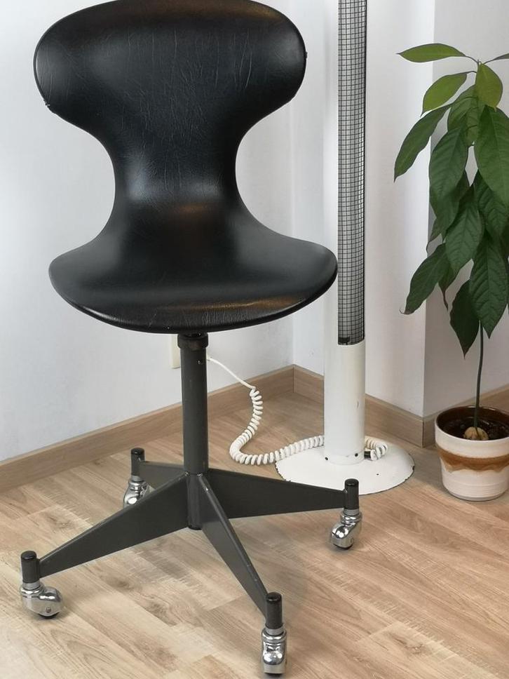 Industriële bureaustoel in de stijl van Arne Jacobsen, Huis en Inrichting, Bureaustoelen, Bureaustoel, Ophalen