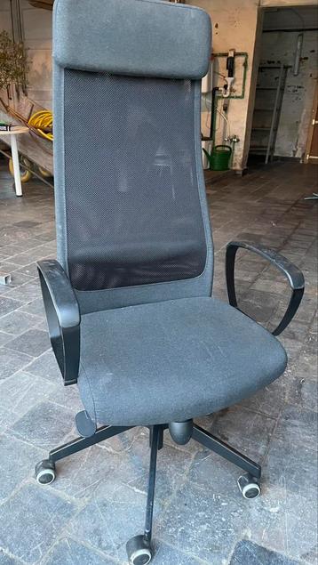 Chaise de bureau gris noir tres confortable