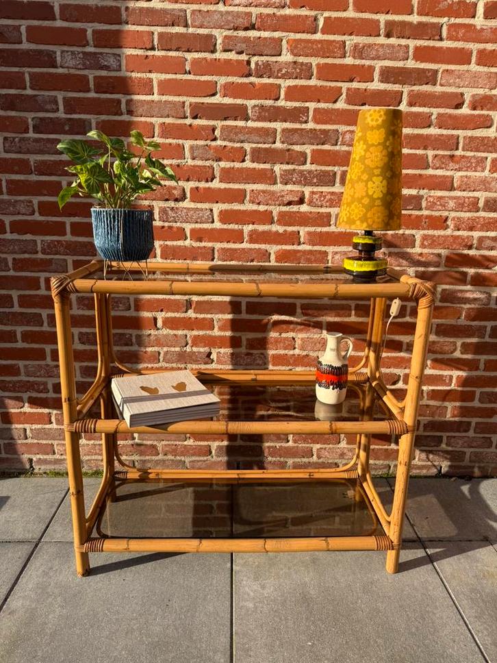 Vintage rotan etagère met donker glas, Maison & Meubles, Accessoires pour la Maison | Étagères, Utilisé, Enlèvement