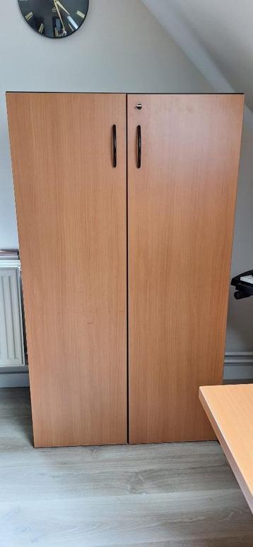 bureau met bijpassende kast en stoel beschikbaar voor biedingen