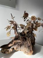 Mooi groot sculptuur in messing - bloemen op hout, Ophalen of Verzenden