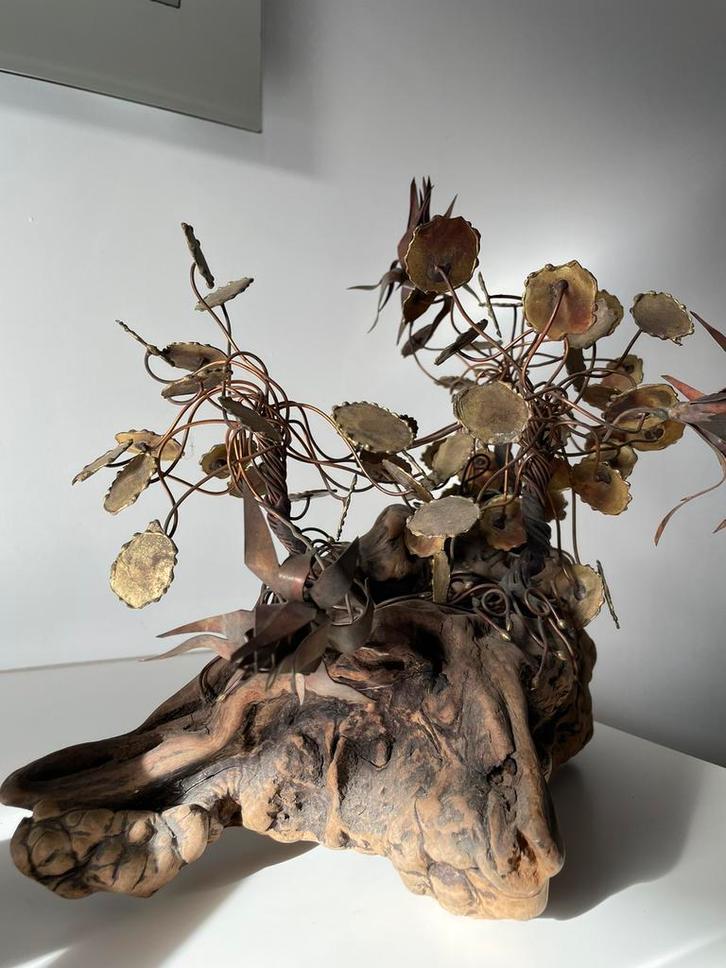 Mooi groot sculptuur in messing - bloemen op hout, Antiek en Kunst, Kunst | Designobjecten, Ophalen of Verzenden