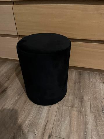 Fluwelen zwarte poef beschikbaar voor biedingen