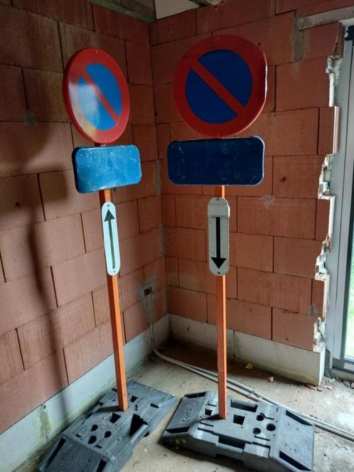 Te huur: 2 parkeerborden E1 met voetstukken, Doe-het-zelf en Bouw, Overige Doe-Het-Zelf en Bouw, Zo goed als nieuw, Ophalen