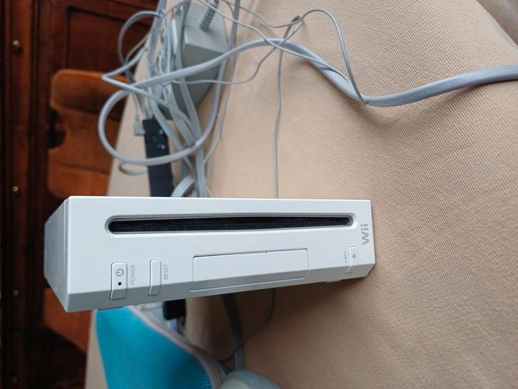 Nintendo WII + vele toebehoren en spelletjes, Consoles de jeu & Jeux vidéo, Consoles de jeu | Nintendo Wii, Utilisé, Avec 3 manettes ou plus