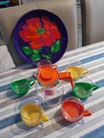 Vintage karaf+6 glas/plastic bekers + dienblad, Ophalen of Verzenden