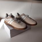 NIEUW beige met wit trendy sneaker mt 43 eerder grote 41, Ophalen of Verzenden, Zo goed als nieuw, Wit