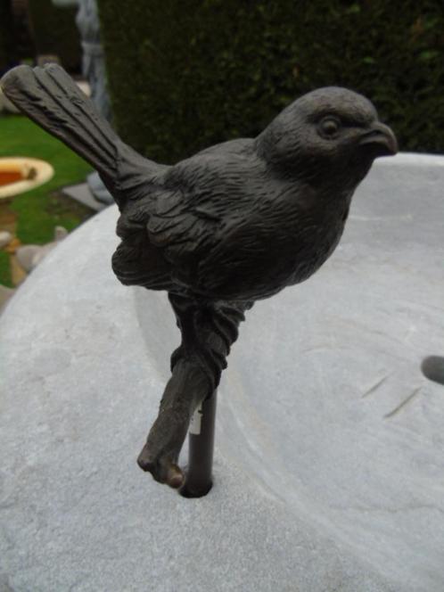 Standbeeld van een bronzen vogel op een tak gesigneerd, Antiek en Kunst, Antiek | Brons en Koper, Brons, Ophalen